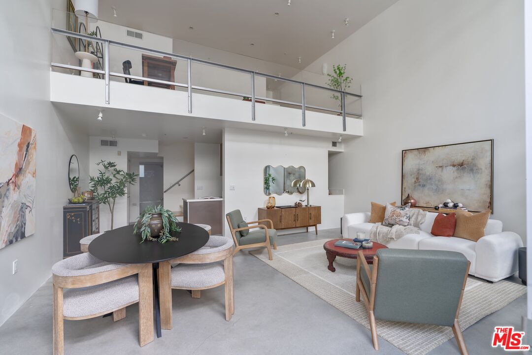 5806  Waring Ave #5, Los Angeles, CA 90038 - Beds: 2 - Baths: 2