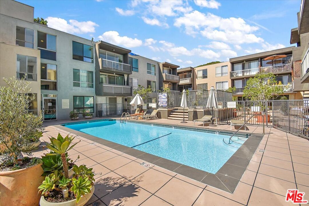 1745  Camino Palmero St #323, Los Angeles, CA 90046, - Beds: 1 - Baths: 1