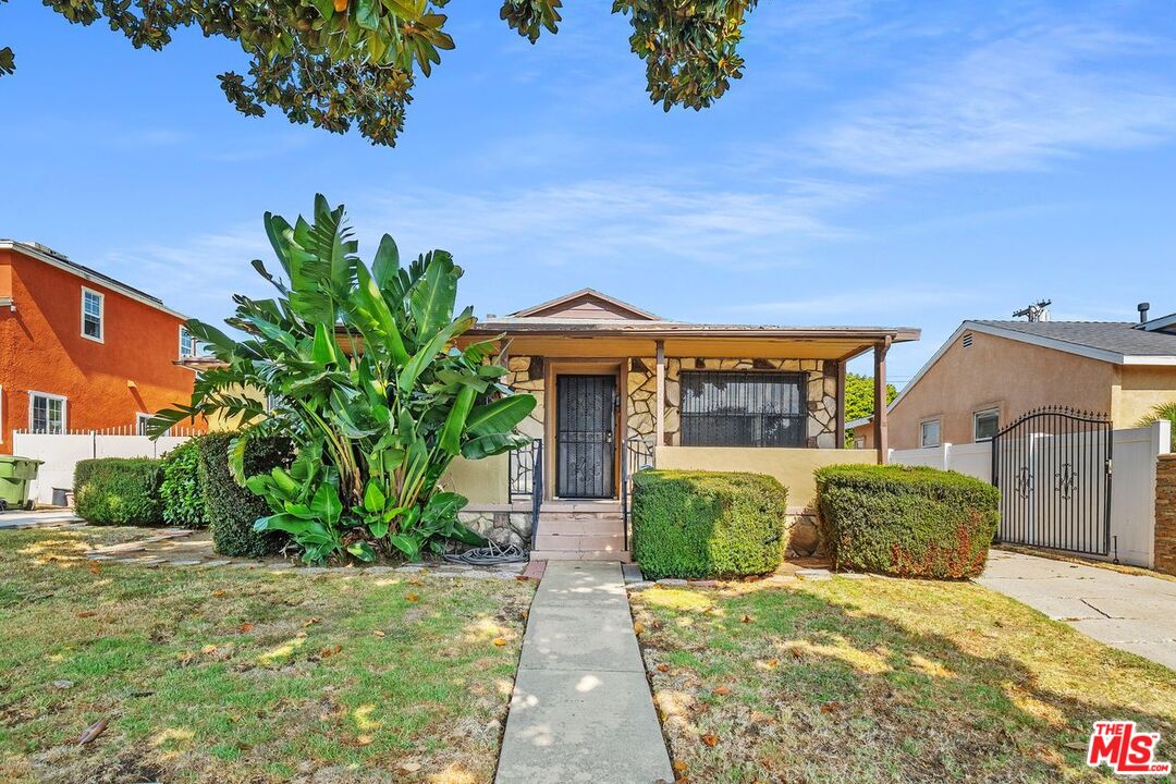 2027  W 96th St, Los Angeles, CA 90047, - Beds: 3 - Baths: 1