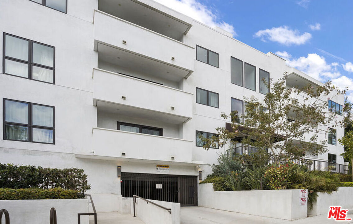 859  S Lucerne Blvd #210, Los Angeles, CA 90005, - Beds: 3 - Baths: 3