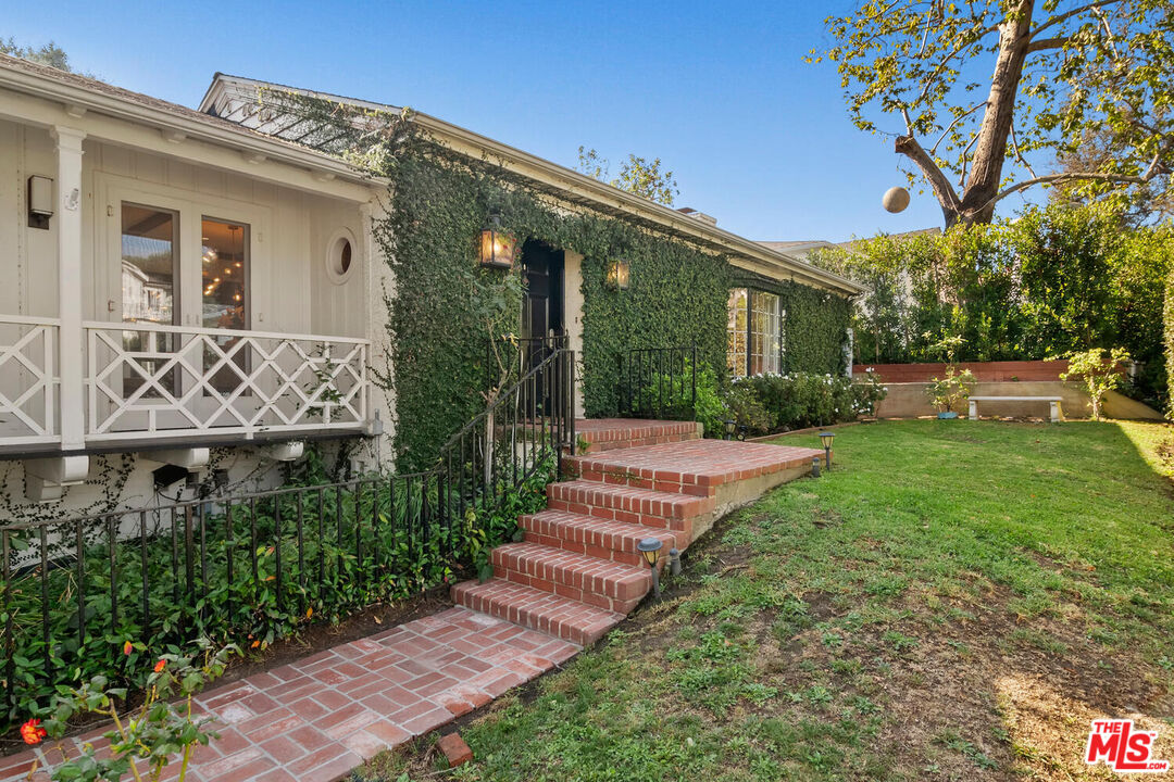 11128  Montana Ave, Los Angeles, CA 90049 - Beds: 3 - Baths: 3