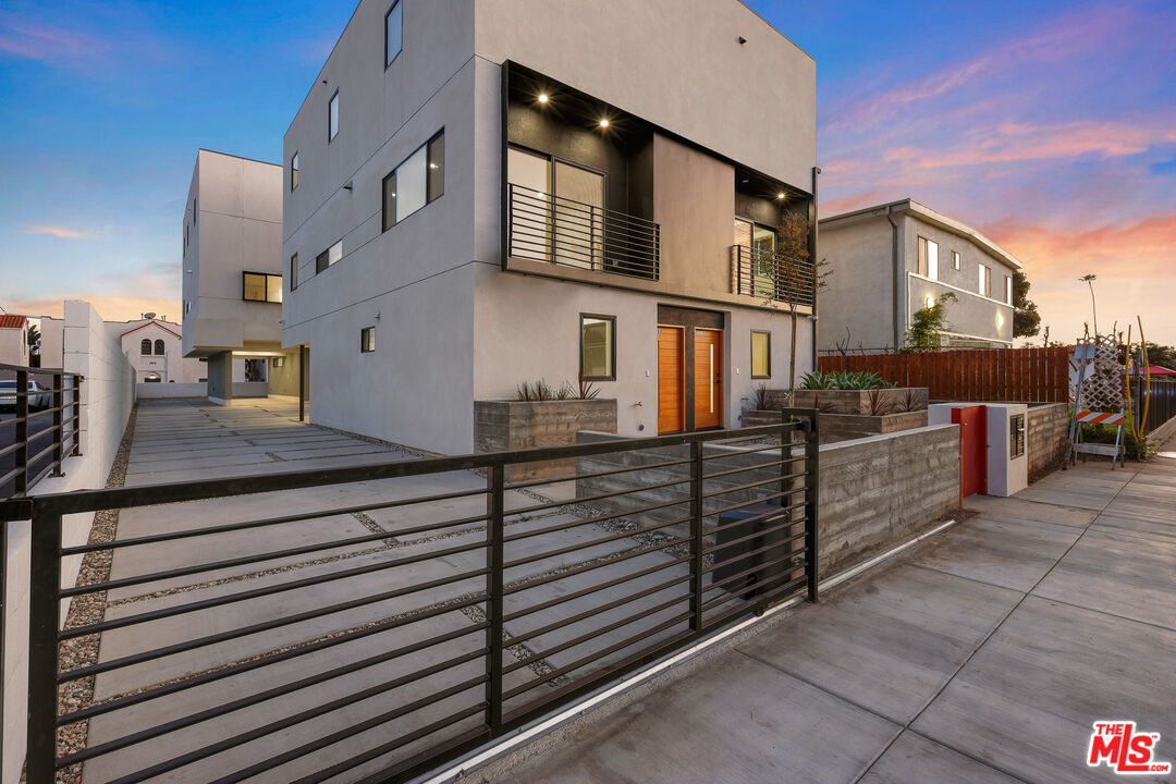 3820  Montclair St, Los Angeles, CA 90018 - Beds: 19 - Baths: 16