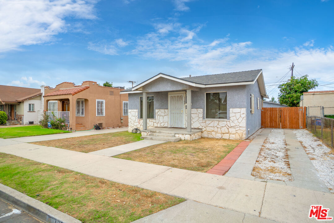 1205  W 65th Pl, Los Angeles, CA 90044 - Beds: 3 - Baths: 1