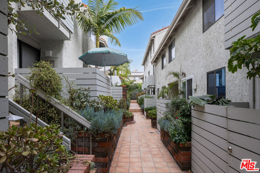 8611  Burton Way #12, Los Angeles, CA 90048 - Beds: 2 - Baths: 3