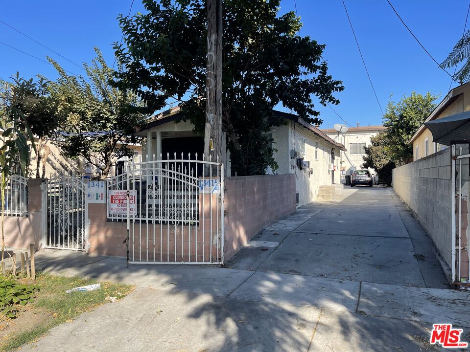 1341  E 59th Pl, Los Angeles, CA 90001 - Beds: 5 - Baths: 4