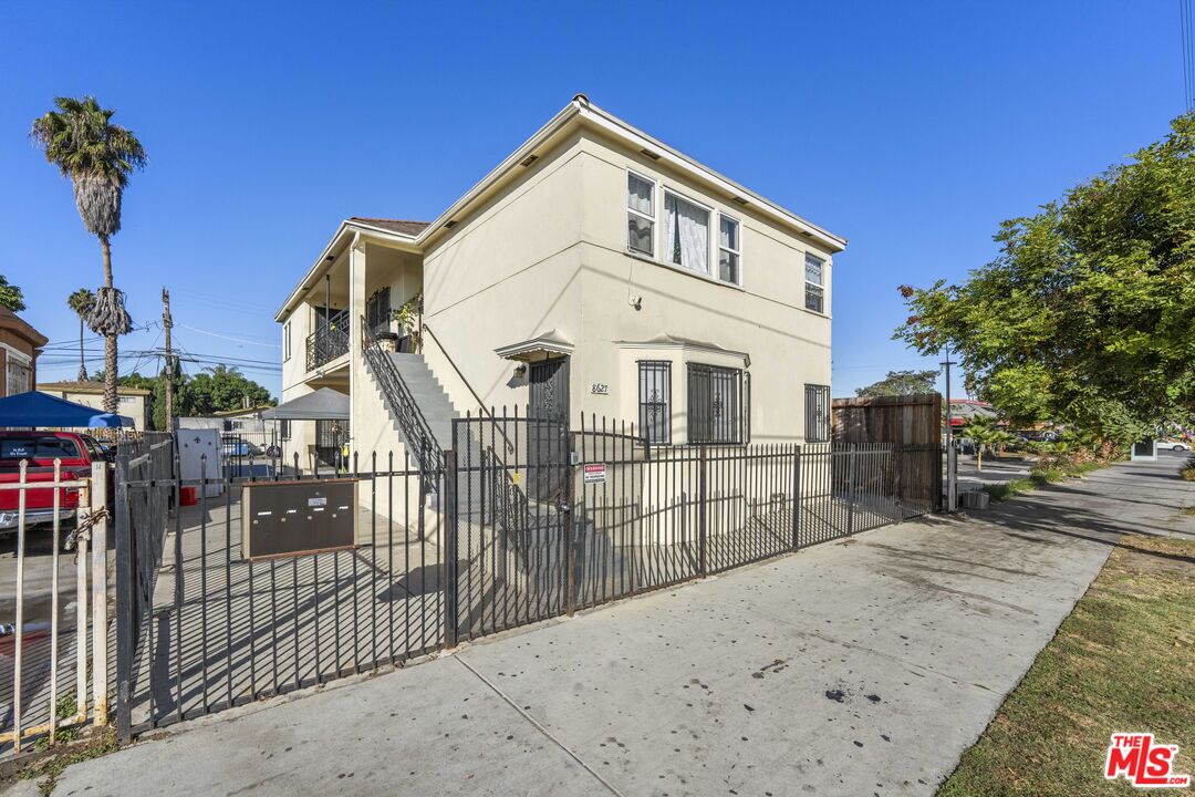 8627  S Figueroa St, Los Angeles, CA 90003 - Beds: 4 - Baths: 4