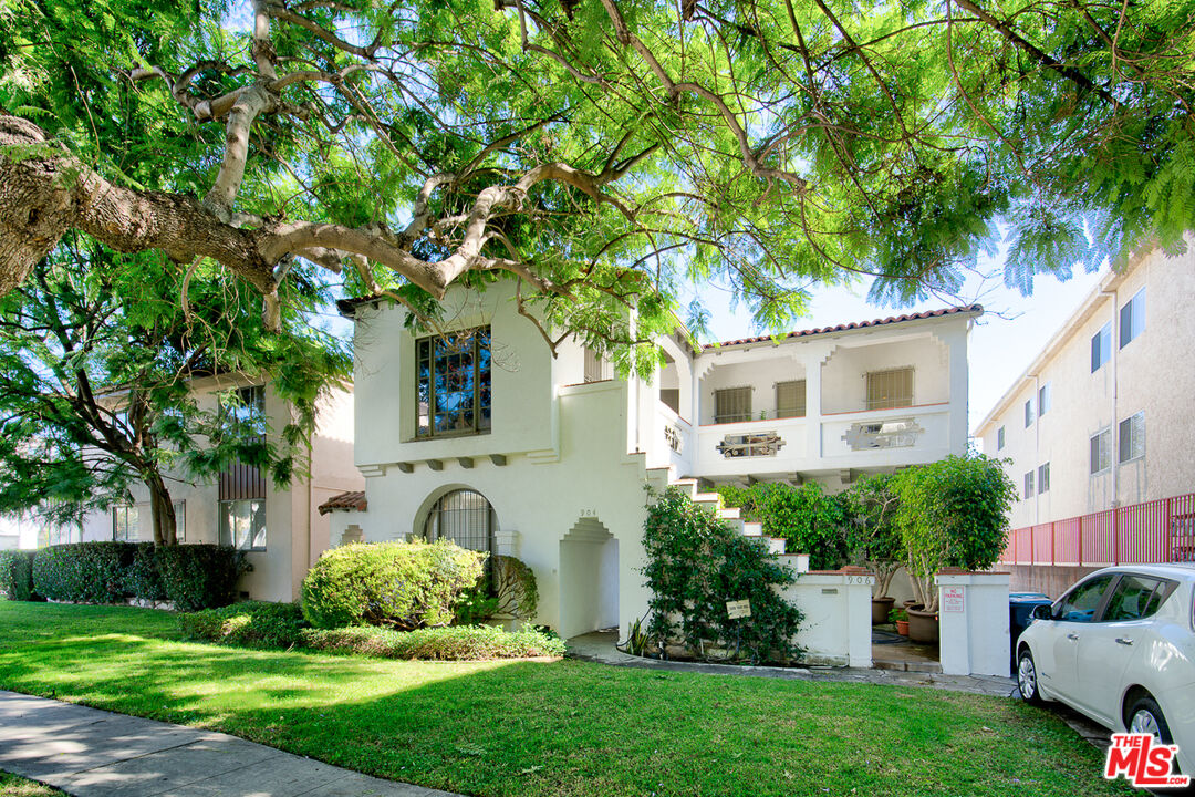 904  S Shenandoah St, Los Angeles, CA 90035 - Beds: 4 - Baths: 2