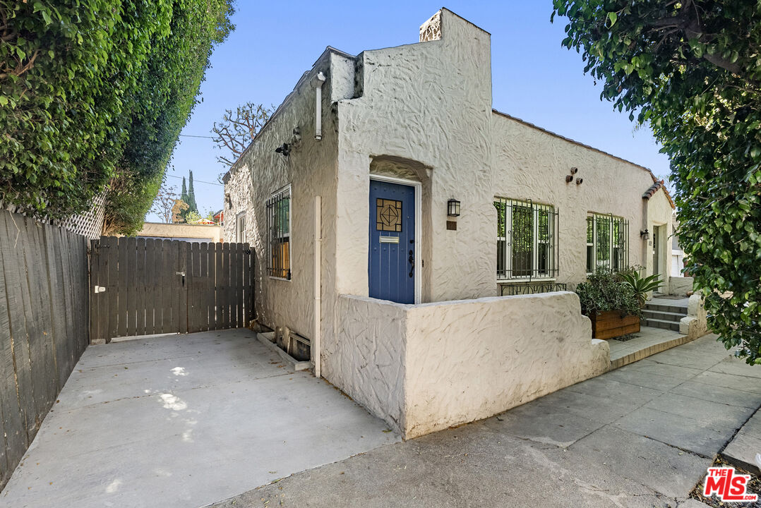 7558  Willoughby Ave, Los Angeles, CA 90046 - Beds: 2 - Baths: 2