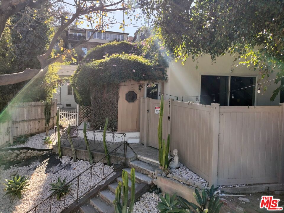 3432  Larissa Dr, Los Angeles, CA 90026 - Beds: 5 - Baths: 3