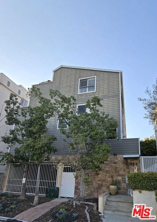 11959  Mayfield Ave, Los Angeles, CA 90049 - Beds: 2 - Baths: 3