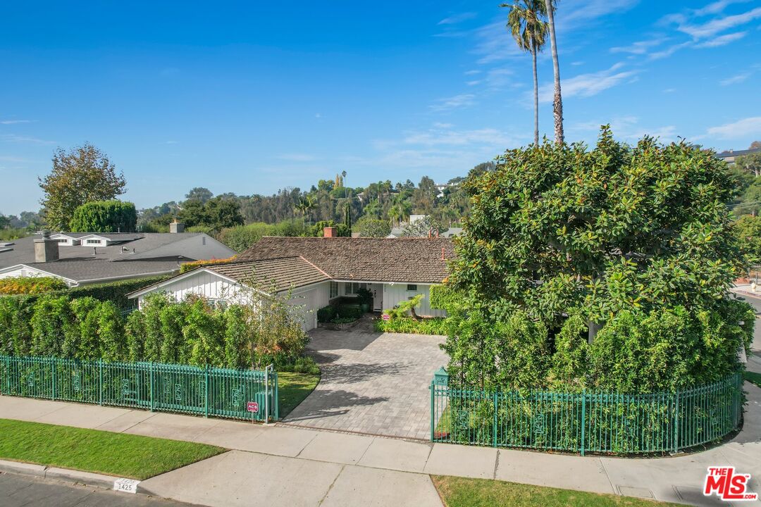 1425  Brinkley Ave, Los Angeles, CA 90049 - Beds: 3 - Baths: 2