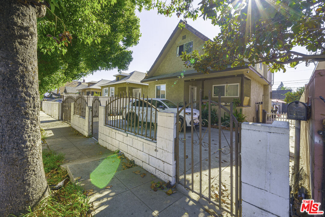 1208  E 34th St, Los Angeles, CA 90011 - Beds: 6 - Baths: 3