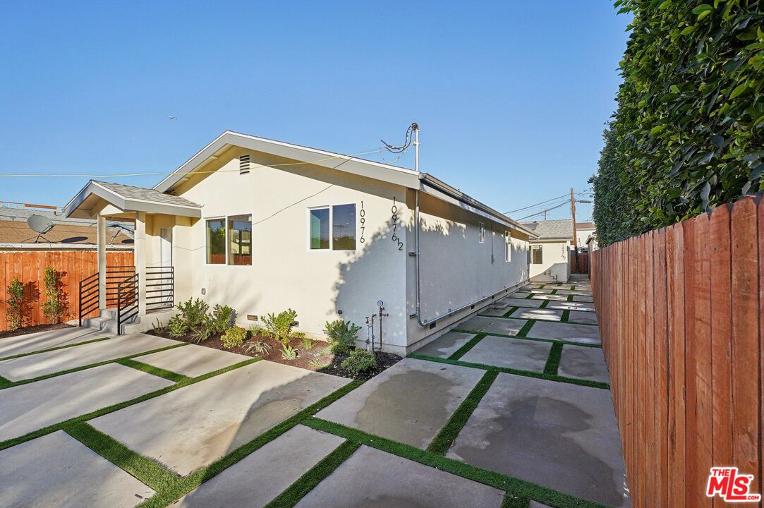 10976  Mckinley Ave, Los Angeles, CA 90059 - Beds: 6 - Baths: 4