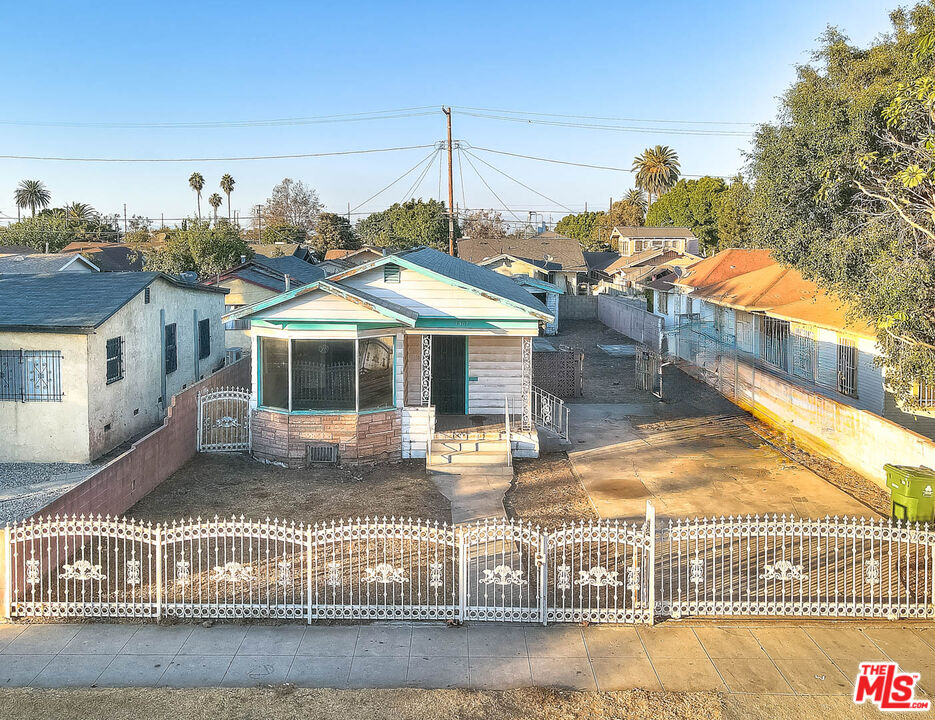 1307  W 59th Pl, Los Angeles, CA 90044 - Beds: 2 - Baths: 1