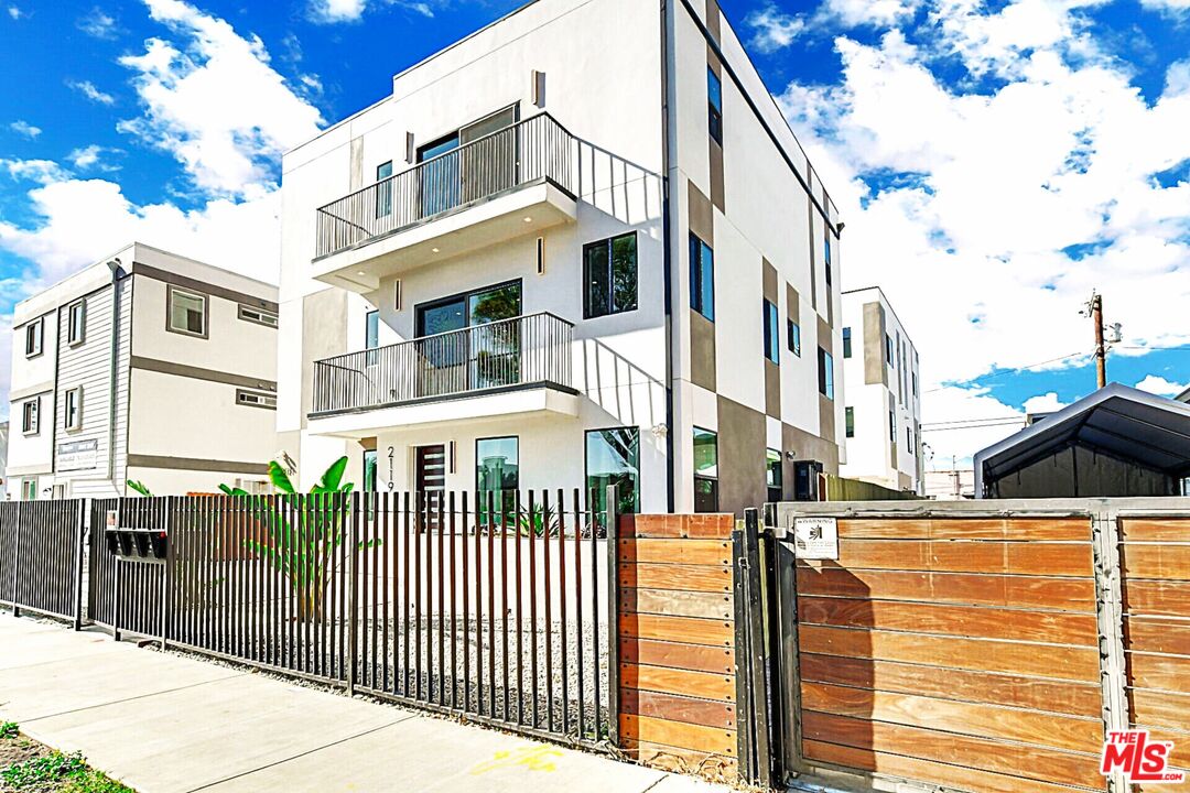 2119 2121 1/2 S West View St, Los Angeles, CA 90016 - Beds: 13 - Baths: 13