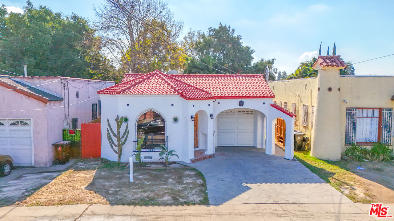 832  W 95th St, Los Angeles, CA 90044 - Beds: 3 - Baths: 3