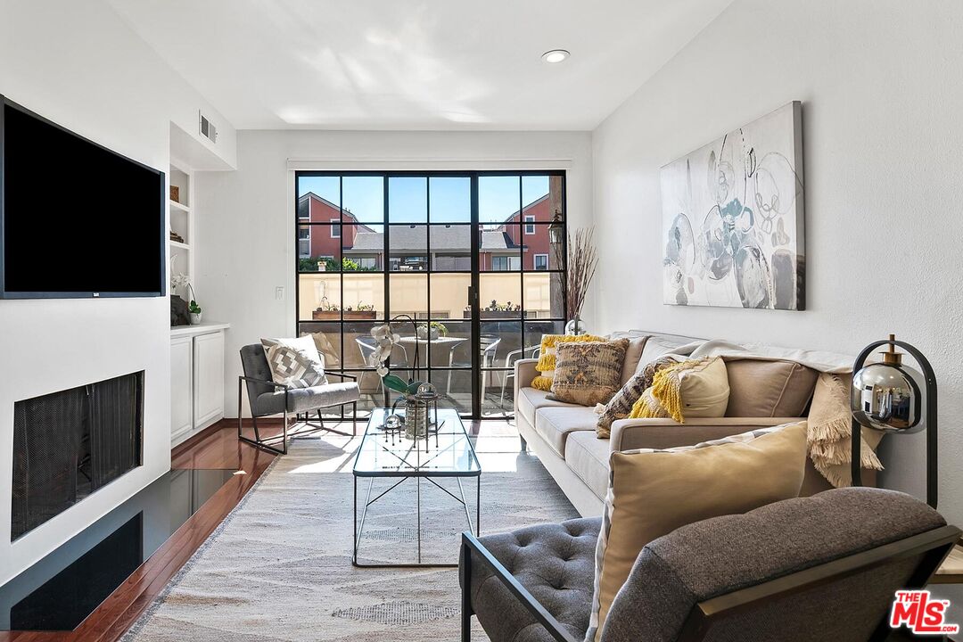 2307  S Bentley Ave #2, Los Angeles, CA 90064 - Beds: 2 - Baths: 3