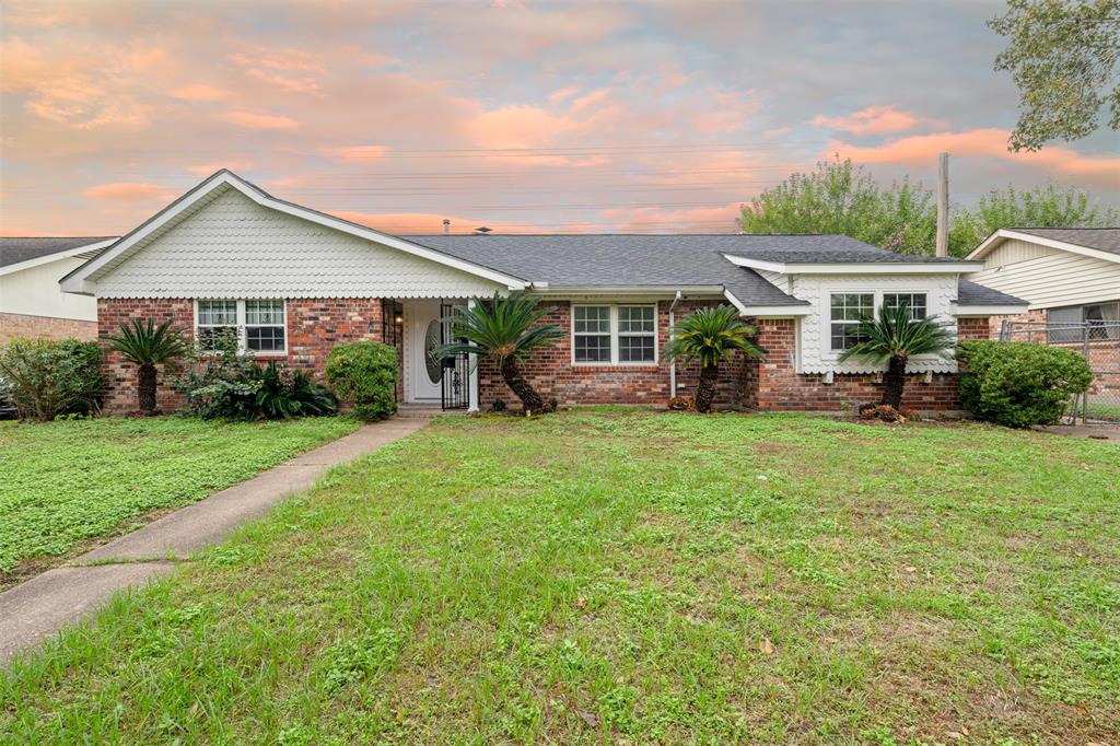 7110 Redding Road, Houston TX, 77036 - 3 Beds - 3 Baths - 2,568 sqft