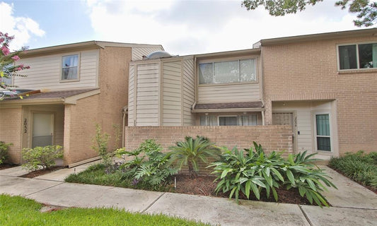 2050 Augusta Drive, Houston TX, 77057 - 2 Beds - 3 Baths - 1,616 sqft