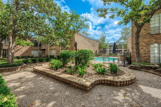 2121 Fountain View Drive # 22, Houston TX, 77057 - 1 Bed - 1 Bath - 660 sqft