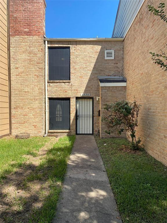 6328 Creekbend Drive, Houston TX, 77096 - 1 Bed - 2 Baths - 920 sqft