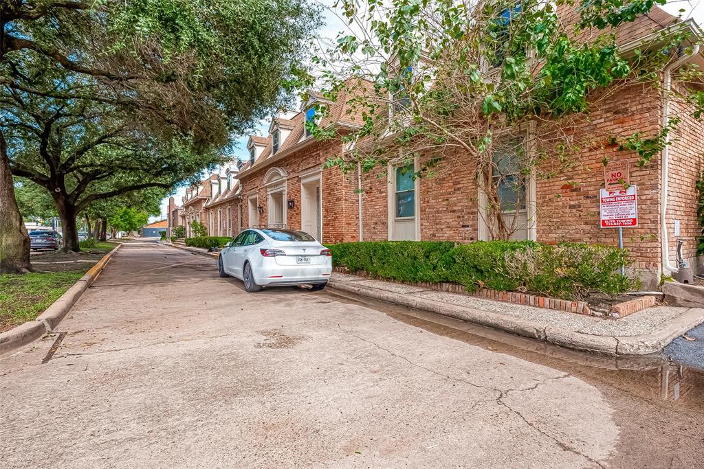 2727 Briarhurst Drive # 25, Houston TX, 77057 - 1 Bed - 1 Bath - 792 sqft