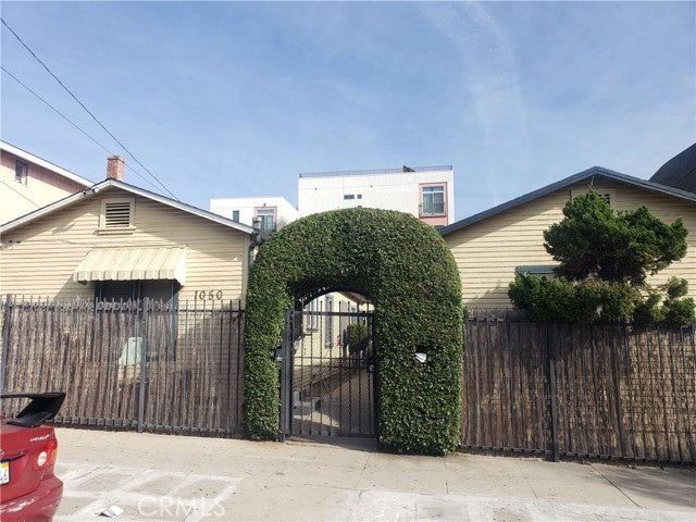 1050  S Berendo St, Los Angeles, CA 90006 - Beds: 6 - Baths: 5