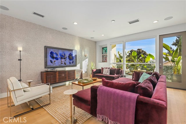 6072  W Studio Ct, Los Angeles, CA 90038 - Beds: 3 - Baths: 4