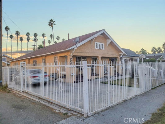 1012  W 55th St, Los Angeles, CA 90037 - Beds: 5 - Baths: 3